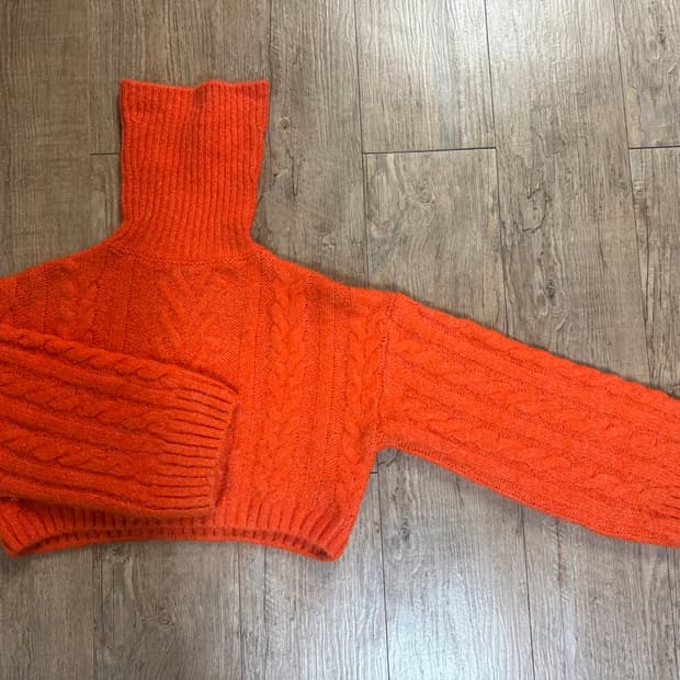 ZARA(자라) 오렌지 터틀넥 크롭 니트
