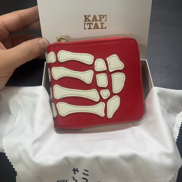 Kapital 캐피탈 떰즈 업 본 핸드 집 월렛 지갑 레드