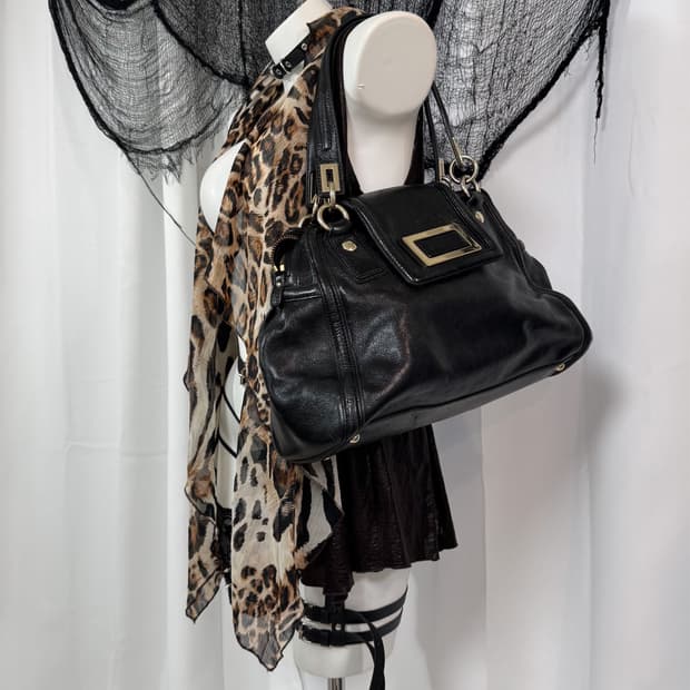 black chain shoulder bag