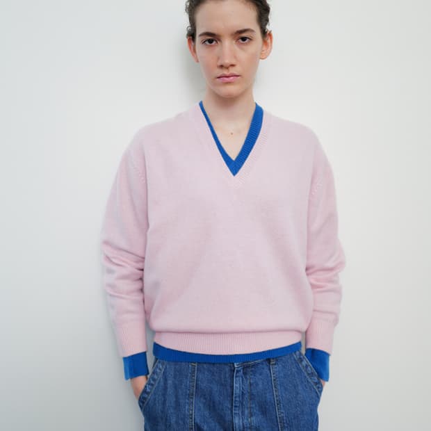 문달 15 Deep V-Neck Knit in Pink