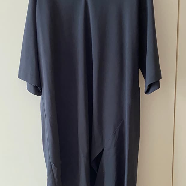 [스튜디오톰보이] 브이넥 비대칭 원피스 (다크네이비/Free)