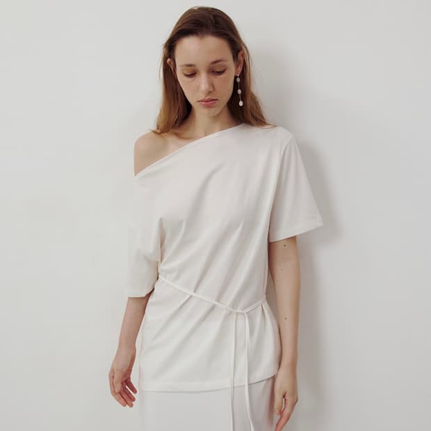 오브모아르 Ovmoire Shoulder String Top