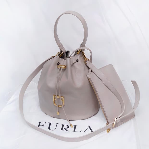훌라 (FURLA) 코로나 달리아 페블레더 가죽 버킷백