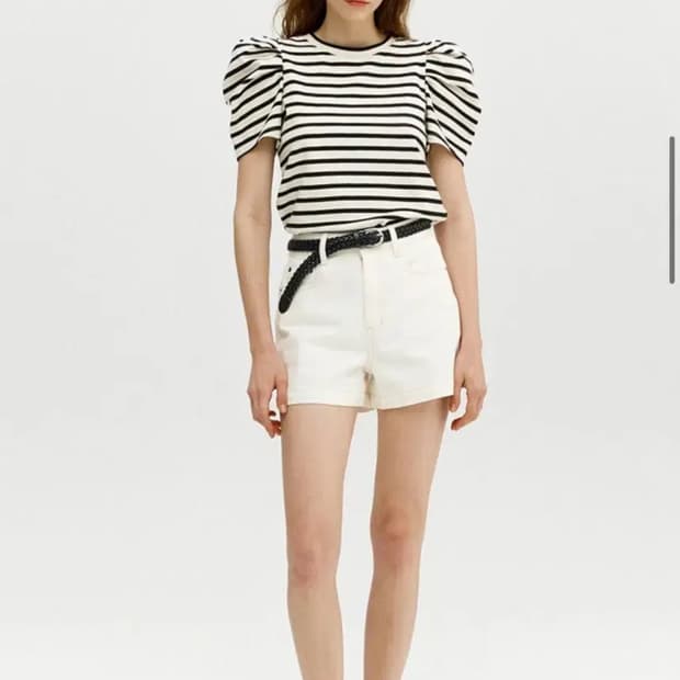 앤유ANAHEIM Puffed detail shoulder T-shirt