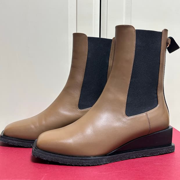 페라가모 스퀘어토 첼시부츠 (7D/245사이즈)