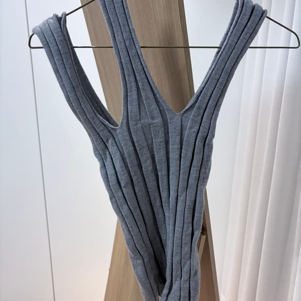 베이스레인지 니트 슬리브리스