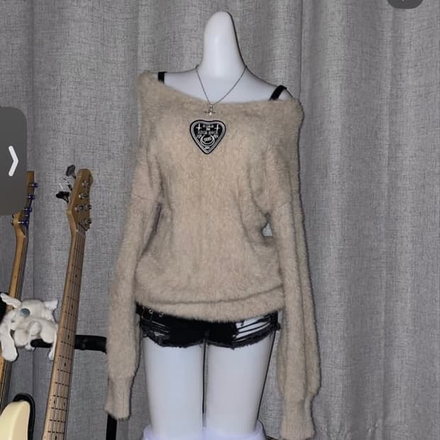 KRY 베이지 퍼 오프숄더 니트 오네갸루라떼갸루st
