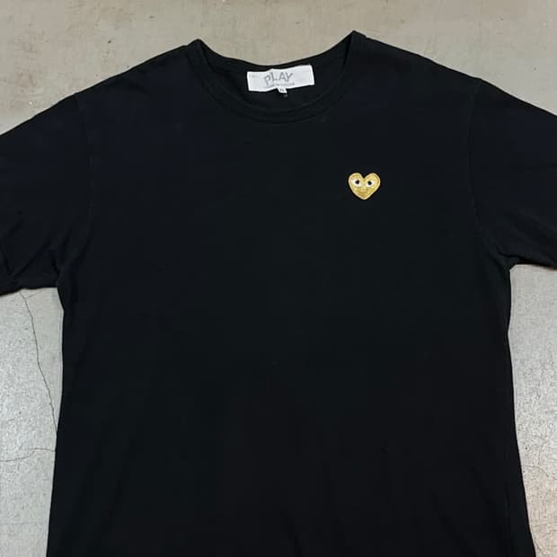XL 꼼데가르송 골드 하트 블랙 반팔티