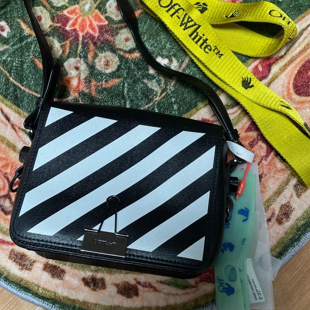 오프화이트 다이애그널 플랩바인더 블랙 백