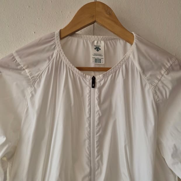 데상트 여성 트레이닝 벡터 버닝 스웻 바람막이 90사이즈