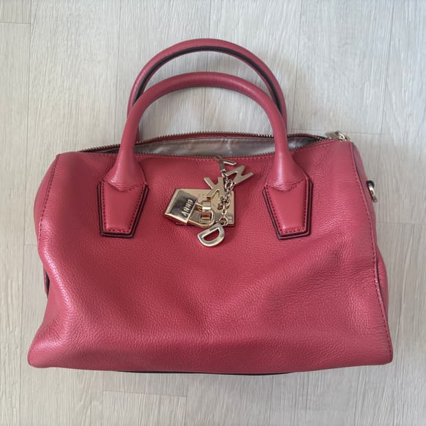 [DKNY] PAIGE 사첼백 (Dusty Rose)