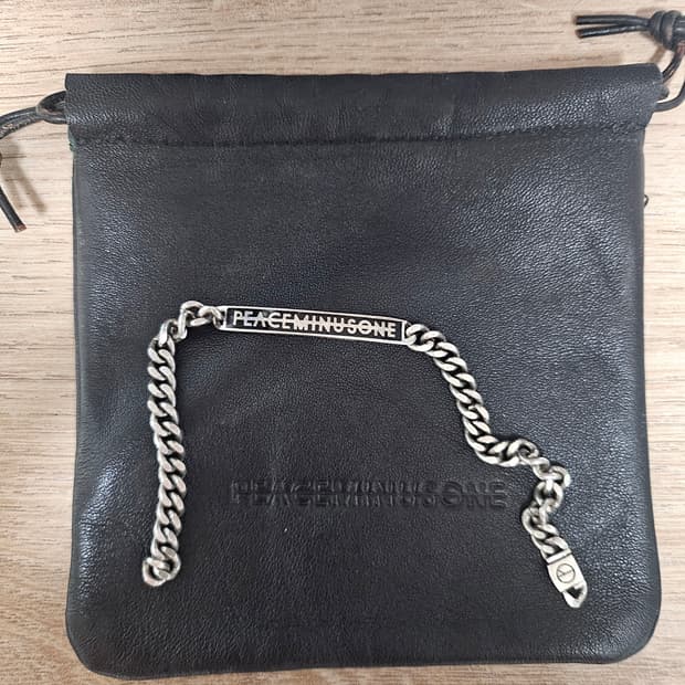 peaceminuseone 로고 팔찌 블랙