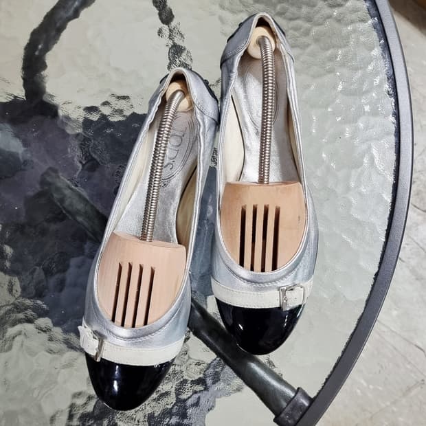 토즈 TOD'S 메탈릭실버 발레리나 드라이빙슈즈 (250/39) 상태최상