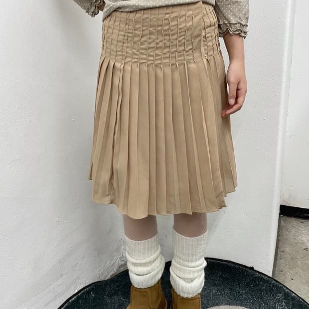 라떼 플리츠 버튼 스커트