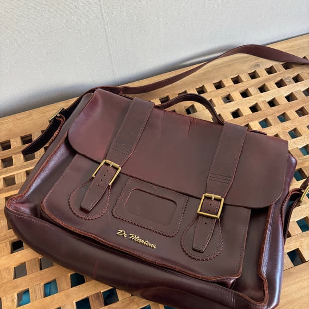 닥터마틴 사첼백 