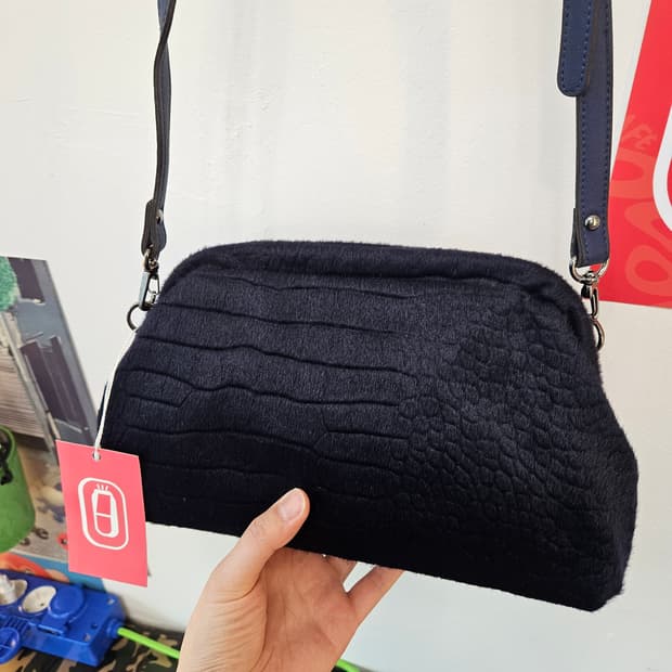 네이비 송치 크로스백