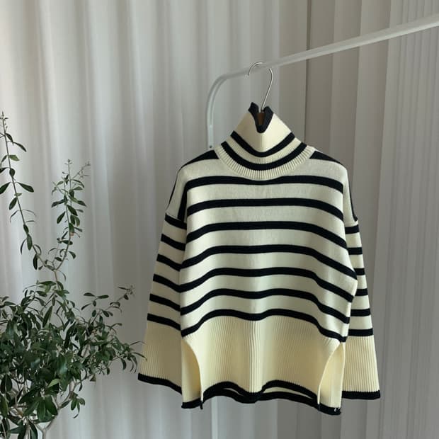 스트라이프 옆트임 루즈핏 터틀넥 니트