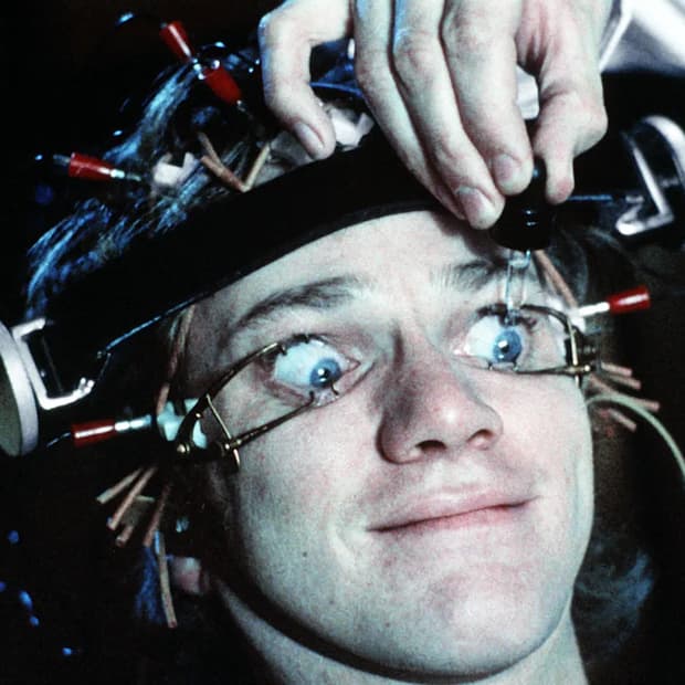 시계태엽 오렌지 티셔츠 화이트