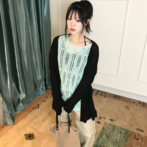 민트 컬러의 루즈한 네트 니트에 베이지 카고 팬츠 조합 🤍