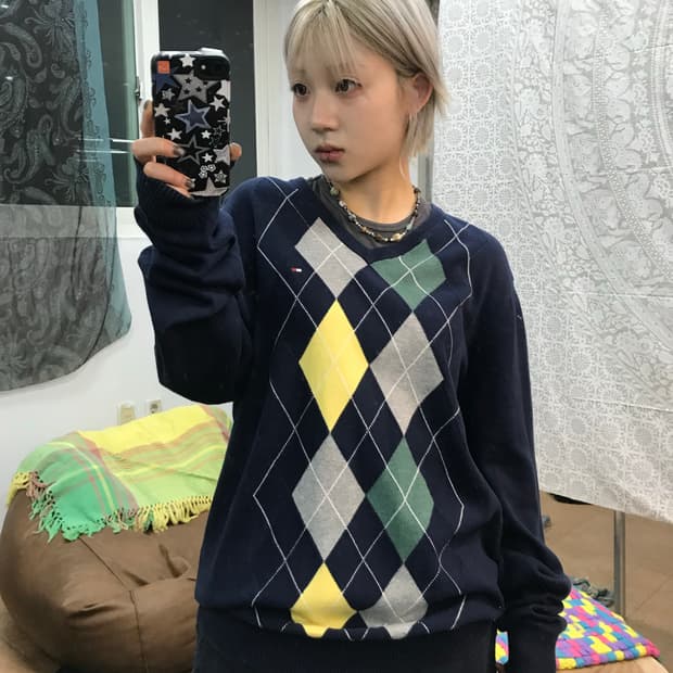 타미힐피서 아가일 브이넥 니트 