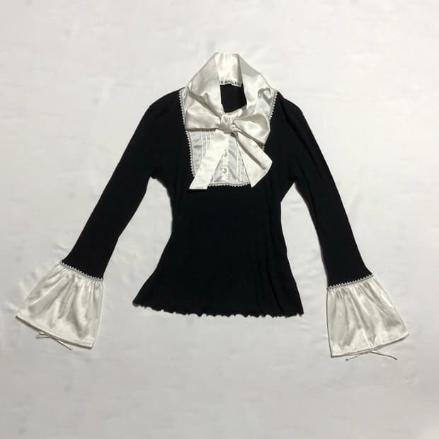 리본 커프스 탑 블랙