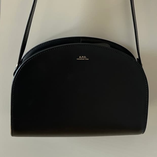 아페쎄 하프문 가방 APC
