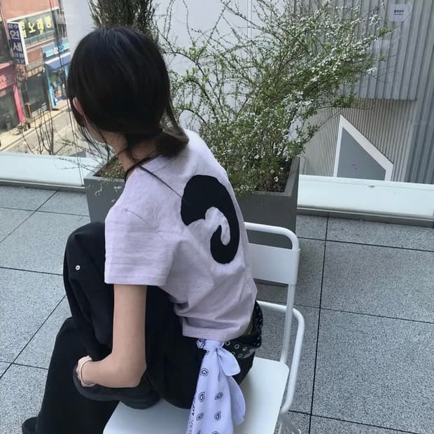 탄산마그네슘 혼 아플리케 티셔츠