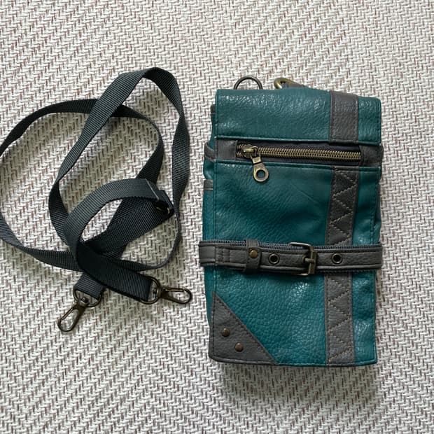 빈티지 카라비너 레더 미니 유틸리티 백 y2k  goa