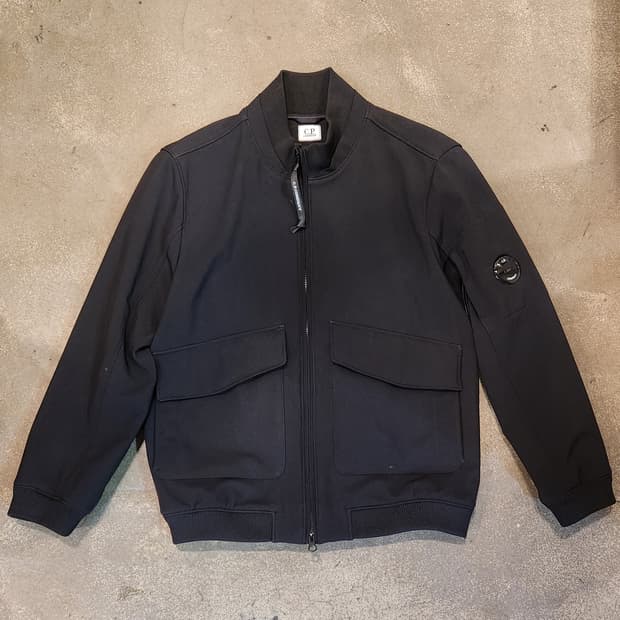 C.P. 컴퍼니 쉘-R 봄버 자켓 블