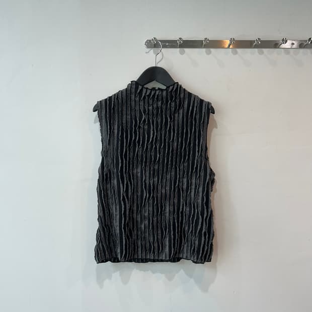 플리츠 러플 디테일 슬리브리스