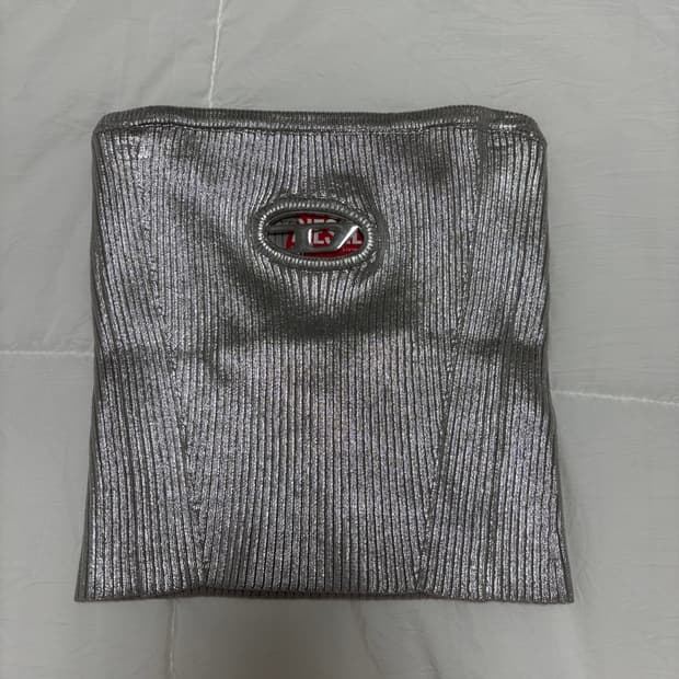 (W) 디젤 M-클라크스빌렉스-C 컷아웃 로고 니트 튜브 탑