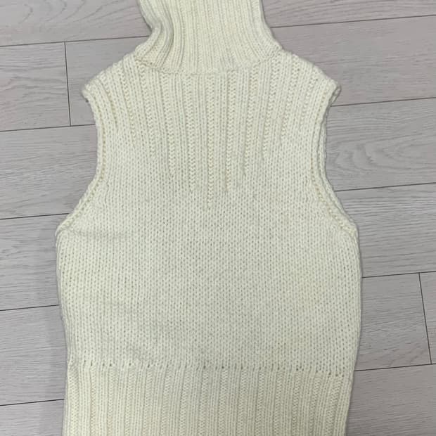 마크들리 하이넥 니트 슬리브리스 베스트