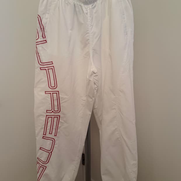 (XL) 슈프림 스펠아웃 자수 트랙 팬츠 화이트 - 25SS