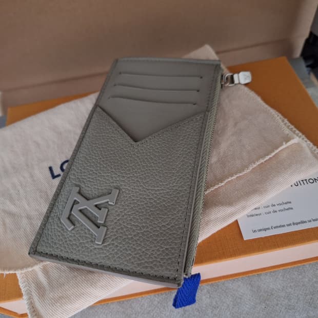 루이비통 2025ss 카우하이드 레더 지갑 판매합니다