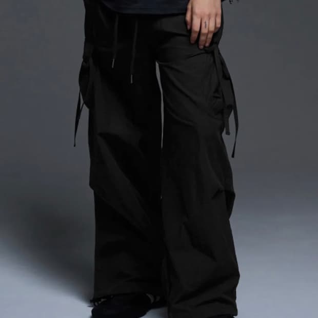 팬시클럽 [NF] 리본 카고 파라슈트 팬츠 (BLACK)_F24QD867