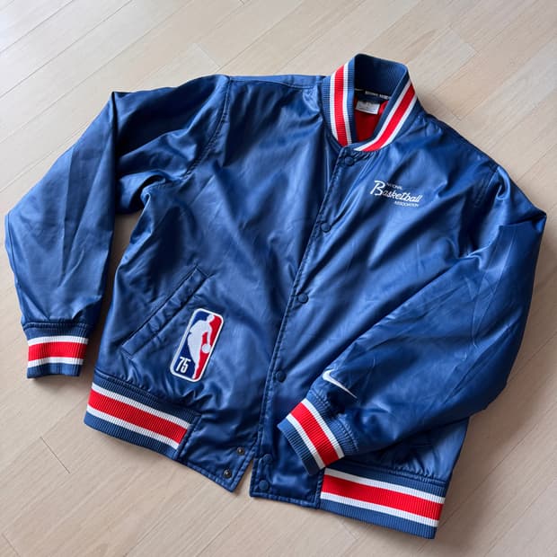 나이키 x NBA 75주년 기념 새틴 봄버 바시티 자켓