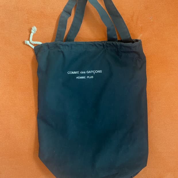 꼼데가르송 옴므플러스 타원형 에코백