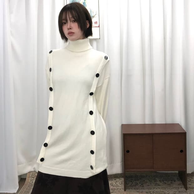 아이보리 버튼 하이넥 니트