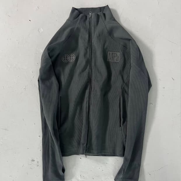 플라스틱 프로덕트 집업 