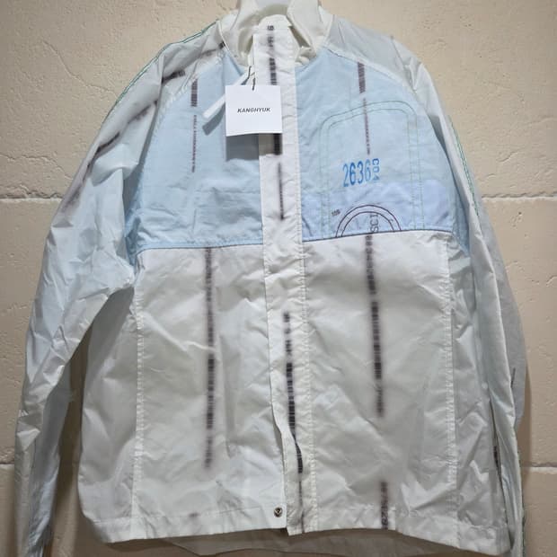 강혁 레디메이드 에어백 윈드브레이커 뒷면 오염