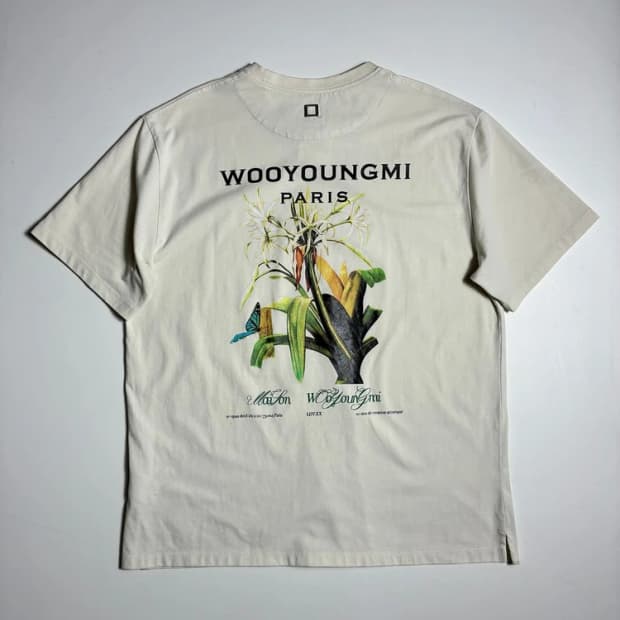 우영미 23FW 플라워 프린트 백로고 반팔 티셔츠 R3201
