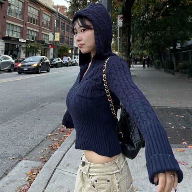 키시닝 크롭후디 네이비 색상