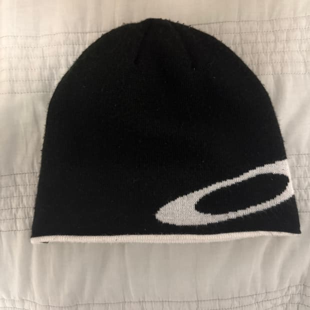 오클리 비니 블랙