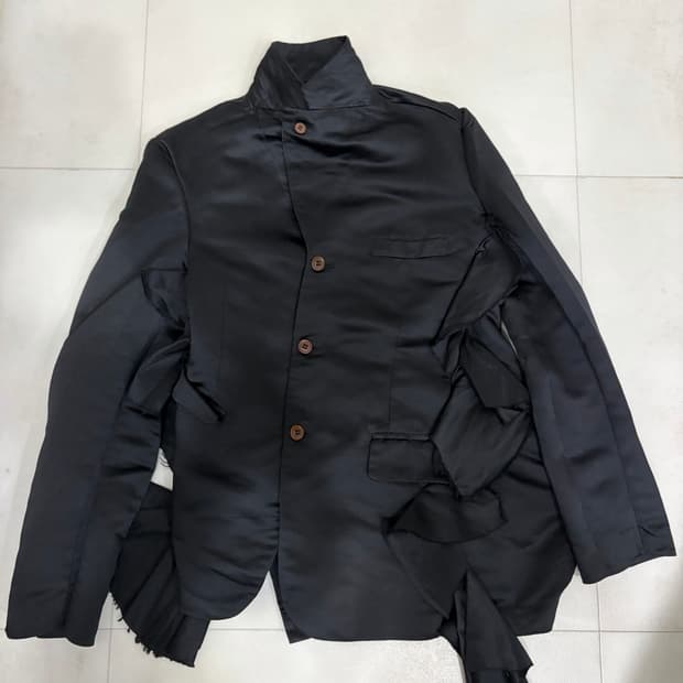 꼼데가르송 블랙 러플 사선 블레이저  24aw 