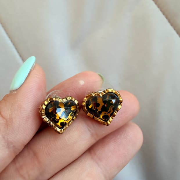 벳시존슨 호피 하트 귀걸이