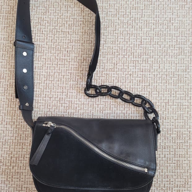 마뗑킴 블랙 스웨이드 숄더백