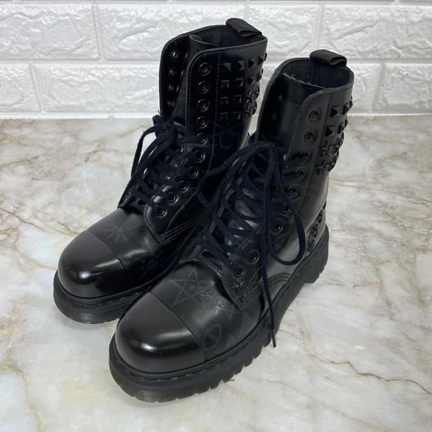 닥터마틴 1490 스터드 토널 스틸토 230