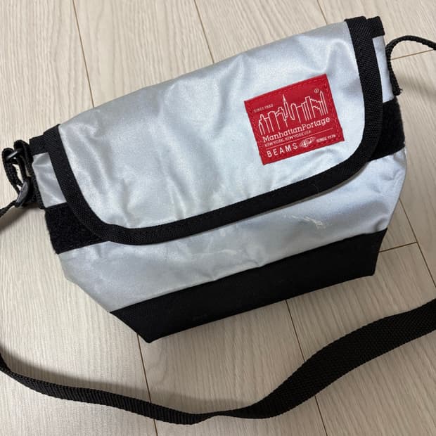 맨하탄포티지 x 빔즈 크로스백 실버 크로스백