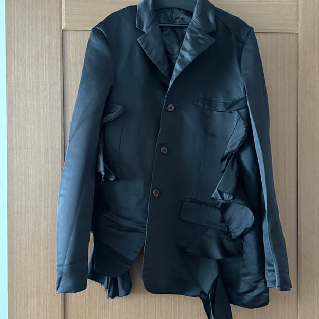 (네고가능)블랙 꼼데가르송 24ss 세틴 비대칭 재킷 (블랙 L)