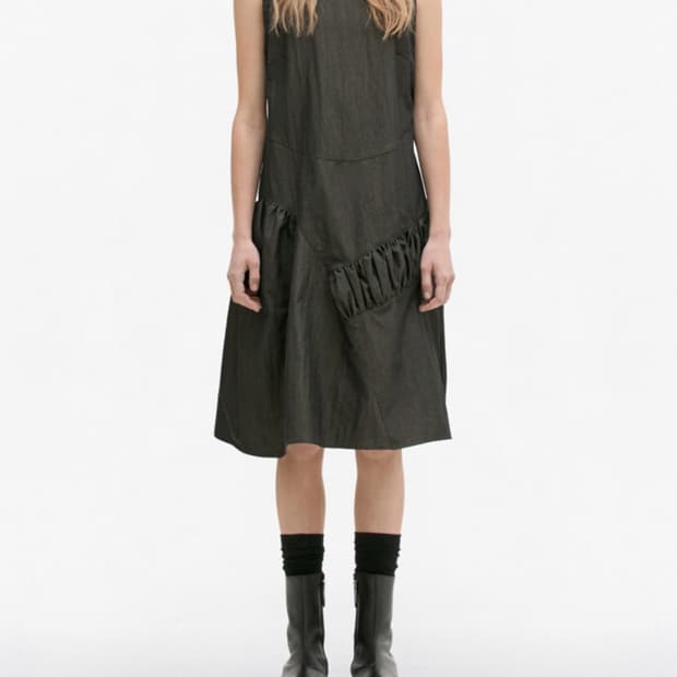 에토스 언발란스 슬리브리스 드레스 딥차콜